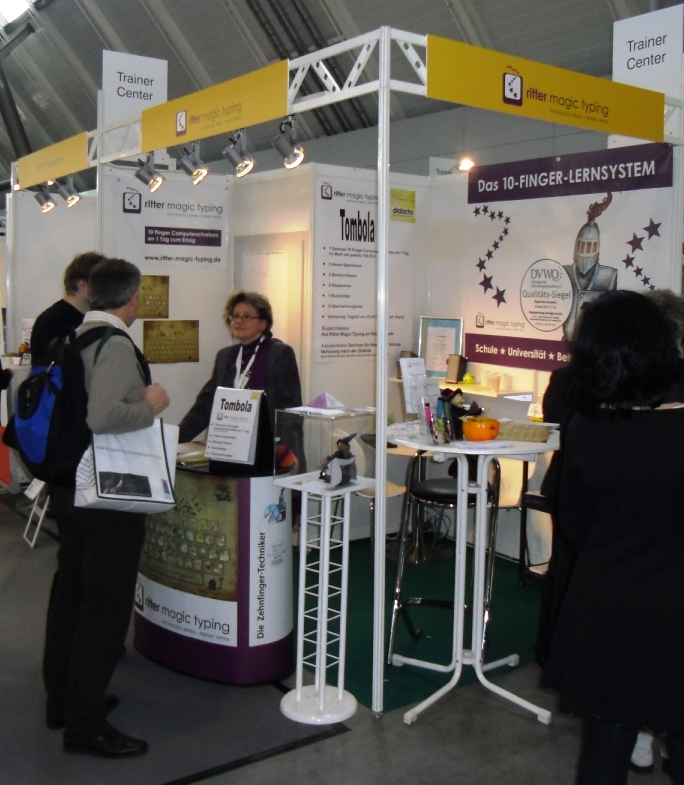 Theisen-Schwede_am_Messestand